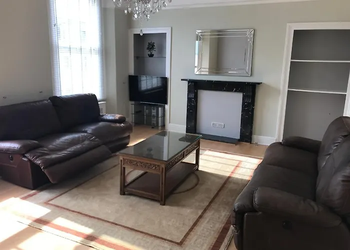 Large Modern Maisonette With Parking