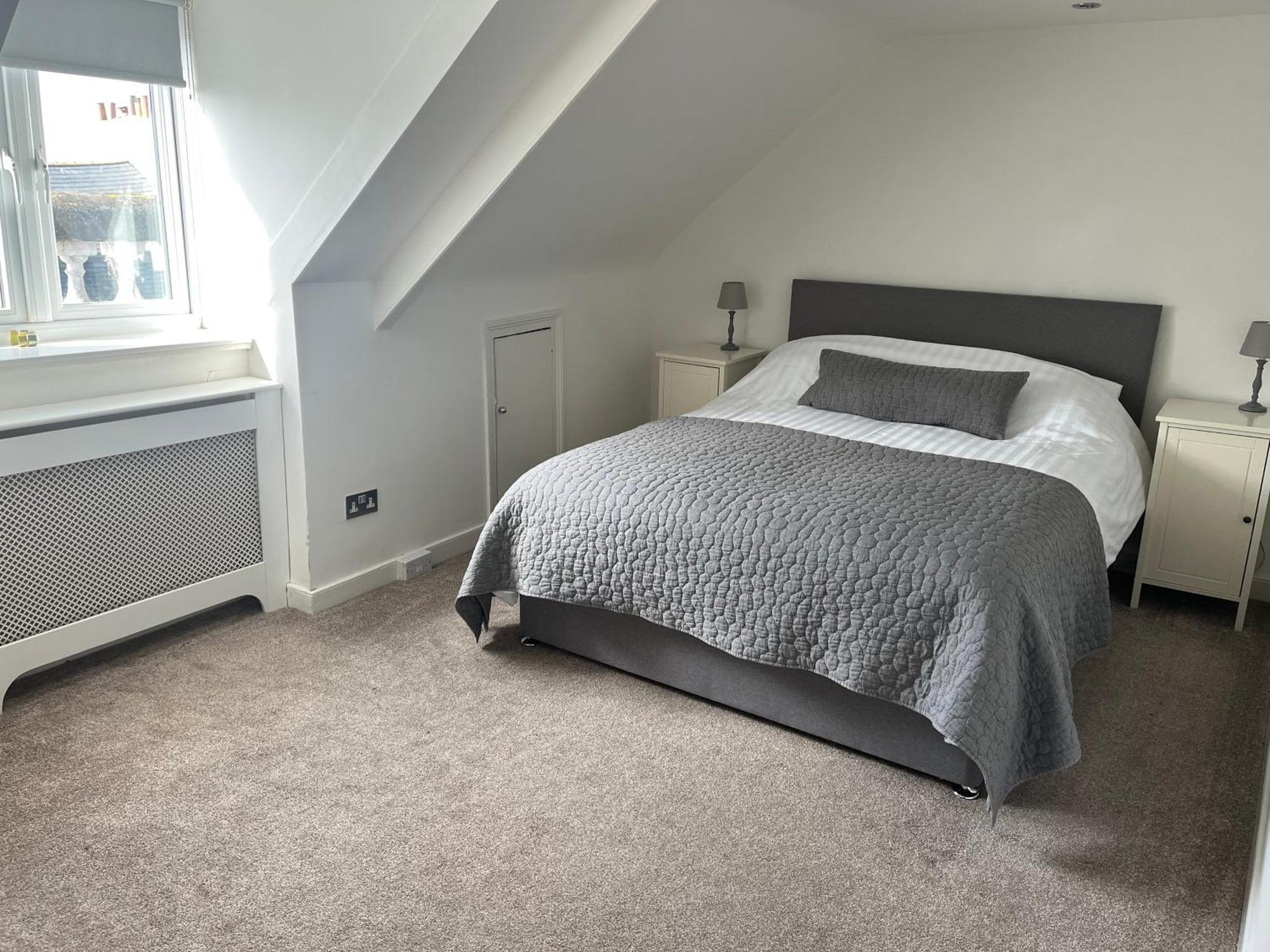 Large Modern Maisonette With Parking Apartment *