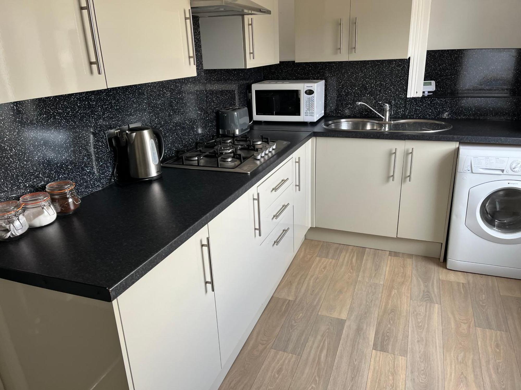 Large Modern Maisonette With Parking *