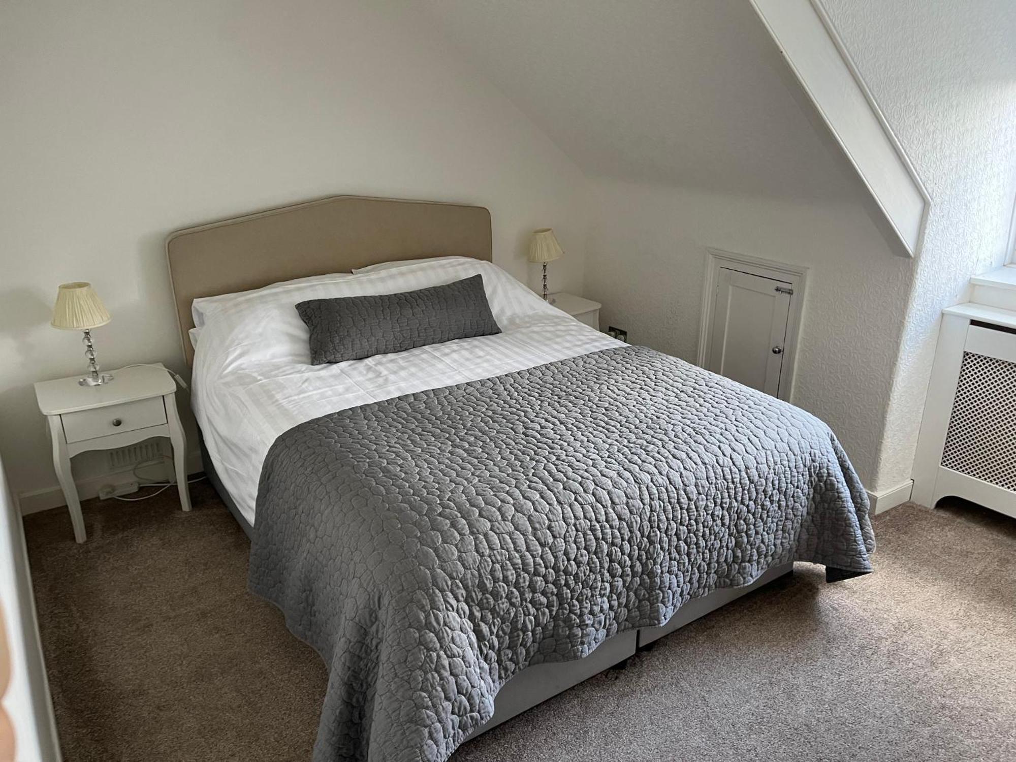 Large Modern Maisonette With Parking *