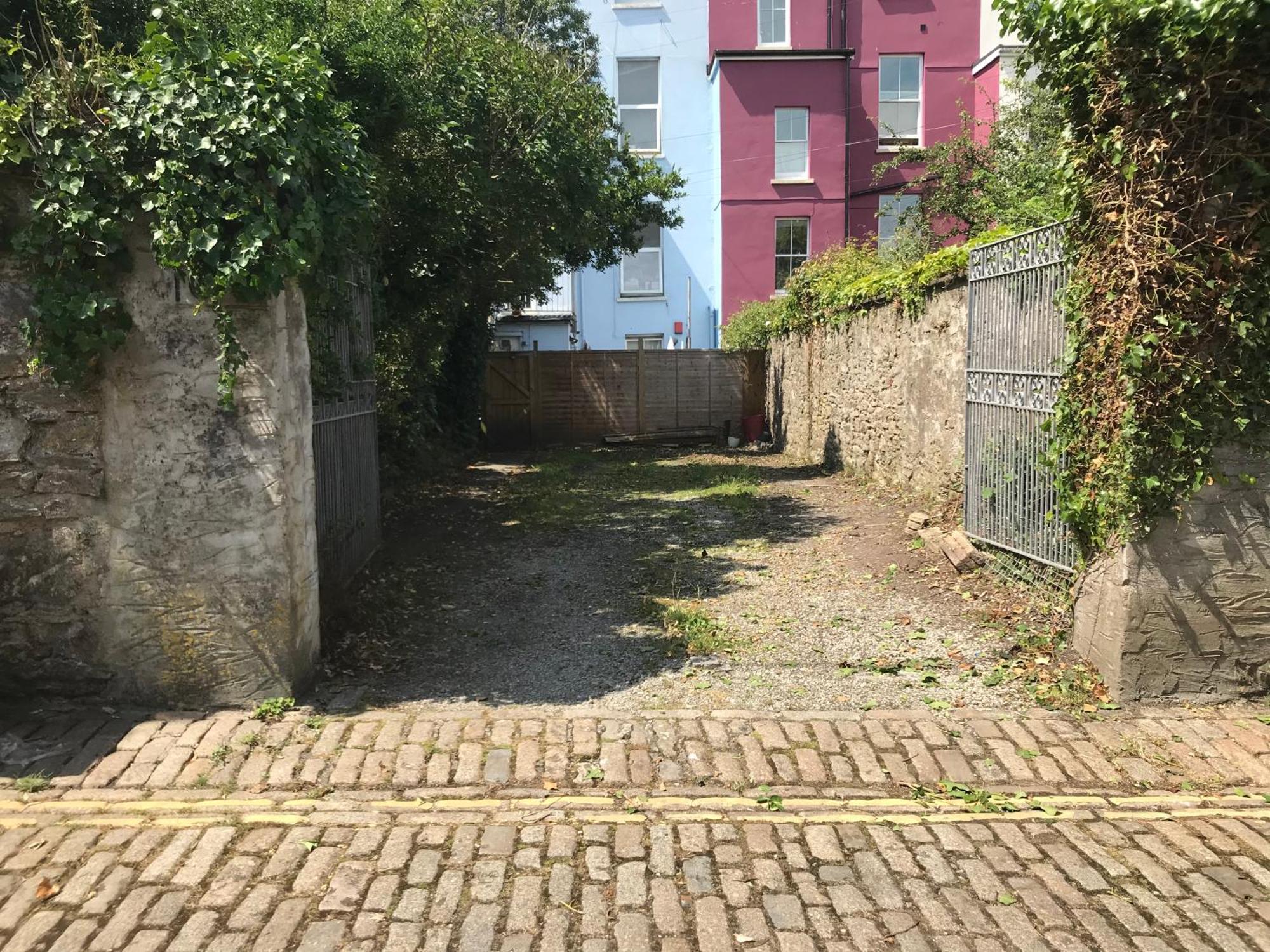 Large Modern Maisonette With Parking Apartment *